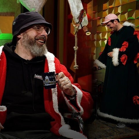 Sido im Weihnachtsmann-Mantel (Foto: DASDING)