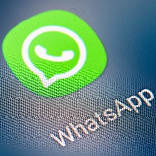 Auf dem Bildschirm eines Smartphones sieht man das Icon der App Whatsapp. (Foto: dpa Bildfunk, picture alliance/dpa | Fabian Sommer)