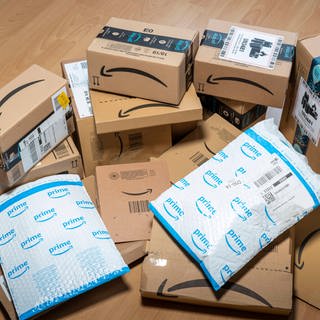 Amazon will künftig möglichst auf Plastik bei Verpackungen verzichten.  (Foto: IMAGO, IMAGO / Jochen Tack)