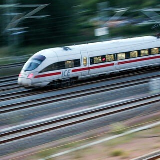 Ein ICE fährt am Abend aus dem Hauptbahnhof Halle. (Foto: dpa Bildfunk, picture alliance/dpa/dpa-Zentralbild | Jan Woitas)