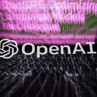Microsoft Bing And OpenAI ChatGPT Photo Illustrations OpenAI logo displayed on a phone screen and OpenAI ChatGPT website displayed on a laptop screen are seen in this multiple exposure illustration photo taken in Krakow, Poland on February 26, 2023.  (Foto: IMAGO, NurPhoto)