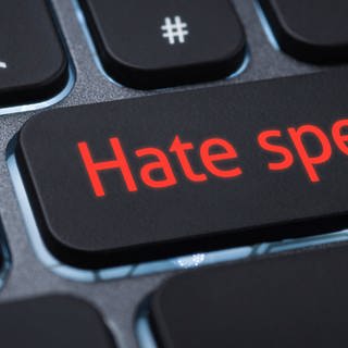 Hate speech in Buchstaben auf Tastatur (Foto: DASDING, IMAGO, IMAGO / Panthermedia)