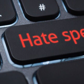 Hate speech in Buchstaben auf Tastatur (Foto: DASDING, IMAGO, IMAGO / Panthermedia)
