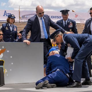 Präsident Joe Biden stürzt während der Abschlussfeier der United States Air Force Academy 2023 im Falcon Stadium auf der Bühne. (Foto: dpa Bildfunk, picture alliance/dpa/AP | Andrew Harnik)