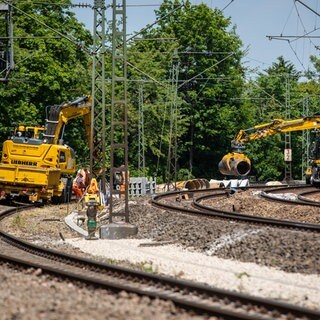 Bauarbeiten finden auf der Bahnstrecke zwischen der Haltestelle Stuttgart-Nürnberger Straße und Sommerrain statt. Für die Digitalisierung des Bahnknotens Stuttgart müssen tausende Kilometer Kabel verlegt werden. (Foto: dpa Bildfunk, picture alliance/dpa | Christoph Schmidt)