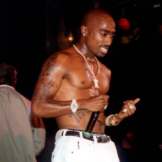 Tupac Shakur bei einem Live-Auftritt ca. 2003. (Foto: IMAGO, IMAGO / Everett Collection)