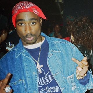 Der Rapper Tupac Shakur wurde 1996 erschossen. 27 Jahre später hat man nun einen Verdächtigen wegen Mordes angeklagt. (Foto: IMAGO, MediaPunch)