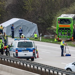 Der verunglückte Bus ist an der Unfallstelle auf der A9 zu sehen. Bei dem Unfall mit einem Reisebus auf der A9 nahe Leipzig sind vier Menschen ums Leben gekommen.  (Foto: dpa Bildfunk, picture alliance/dpa | Jan Woitas)