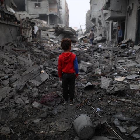 Ein Kind im zerstörten Gaza: Israel verspricht mehr Hilfe und Lebensmittel für die Menschen im Gazastreifen.