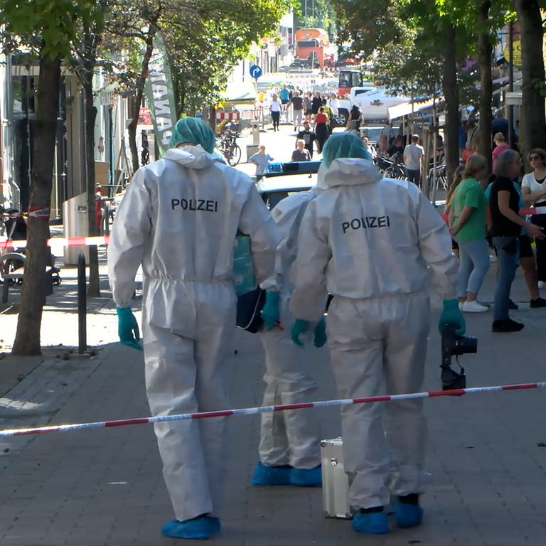 Die Polizei sichert nach einem Messerangriff in der Innenstadt von Wiesloch die Spuren.