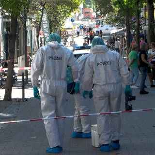 Die Polizei sichert nach einem Messerangriff in der Innenstadt von Wiesloch die Spuren. (Foto: dpa Bildfunk, picture alliance/dpa/Rene Priebe)