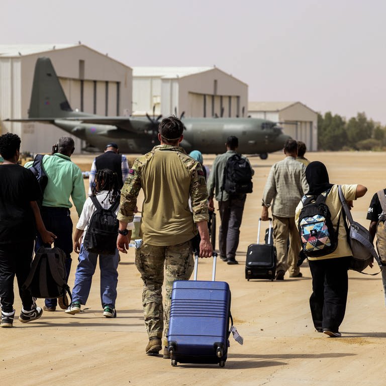 Evakuierung im Sudan (Foto: dpa Bildfunk, picture alliance/dpa/Ministry of Defence/PA Media | Po Phot Arron Hoare)