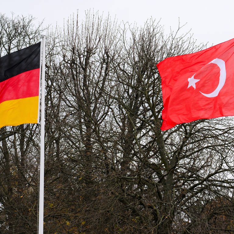 Die Flaggen von Deutschland (l) und der Türkei wehen im Wind