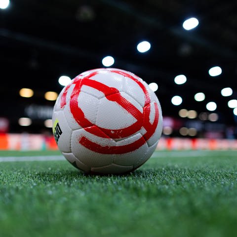 Der Spielball mit dem Logo der "Baller League" liegt auf dem Spielfeld in der Motorworld. Die neue Kleinfeld-Liga war vor zwei Wochen in die erste Saison gestartet.