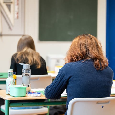 Schülerinnen sitzen in einem Klassenzimmer.