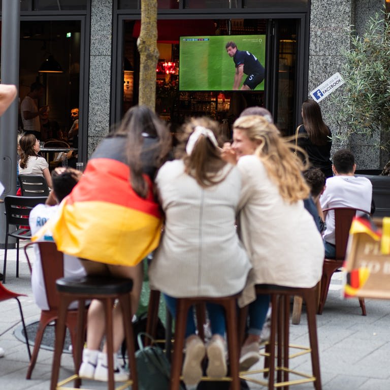Fußball: EM, England - Deutschland, Achtelfinale. Fans sitzen in einem Restaurant und schauen das Spiel auf einem Fernseher, in dem Deutschlands Thomas Müller nach einer vergebenen Chance auf dem Boden kniet.