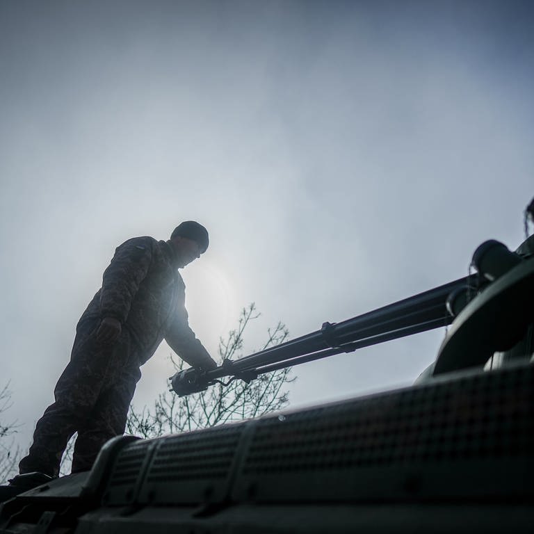 Ein Soldat steht auf einem Panzer. - Der US-Kongress hat der Hilfe für die Ukraine zugestimmt. Neben Waffen soll auch noch andere Militärausrüstung von den USA in die Ukraine gebracht werden. 