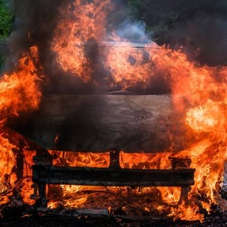 Symbolbild brennendes Auto