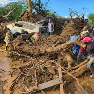 Menschen versuchen, das Gebiet nach einem Dammbruch zu räumen. Nach einem Dammbruch im Westen Kenias sind nach Angaben der kenianischen Polizei mindestens 40 Menschen ums Leben gekommen. (Foto: dpa Bildfunk, picture alliance/dpa/AP | Uncredited)