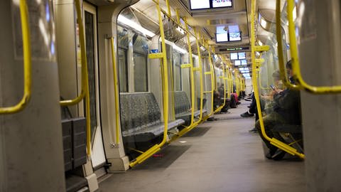 Die U-Bahn U8 in Berlin am frühen Morgen.