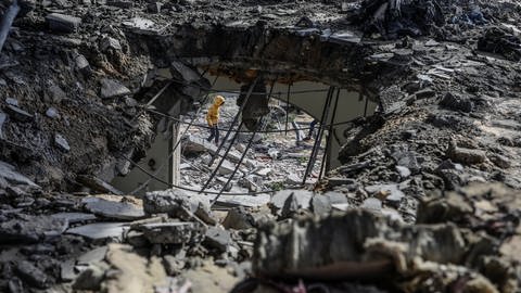 Palästinenser inspizieren die Trümmer eines zerstörten Hauses der Familie Tawabta nach einem israelischen Luftangriff, der zahlreiche Tote und Verletzte gefordert hat.