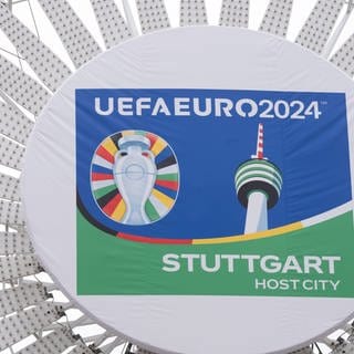 Das Logo der Spielstadt Stuttgart für die Fußball Europameisterschaft UEFA Euro 2024 ist in der Mitte eines Riesenrades auf dem Schlossplatz angebracht.
