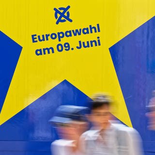 Ein Infostand zur Europawahl am Haidplatz in Regensburg.