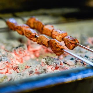 Fleischspieße werden im türkischen Restaurant «Lale» auf einen Holzkohlegrill gelegt. In Mannheim säumen 16 Kebabrestaurants den historischen Marktplatz. Anwohner fühlen sich von den Ausdünstungen der Holzkohlegrills belästigt.