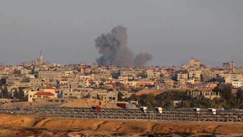 Rauch steigt aus Rafah auf.