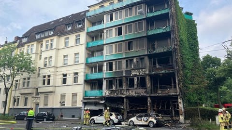 Eine Explosion in einem Kiosk in Düsseldorf hat ein Feuer in einem Wohnhaus verursacht.
