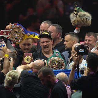 Der Ukrainer Oleksandr Usyk feiert nach seinem Sieg über den Briten Tyson Fury in ihrem Boxweltmeisterschaftskampf im Schwergewicht in der Kingdom Arena.