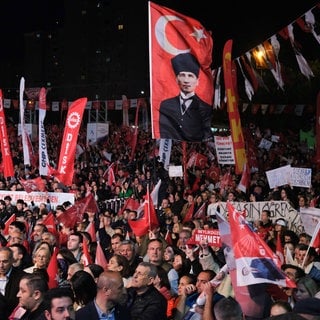 Immer mehr Menschen werden aus Deutschland in die Türkei abgeschoben – trotz wachsender Kritik an Erdoğans Regierung.