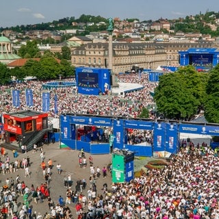 Schon bei der Fußball EM 2024 verfolgten Tausende Fans die Spiele beim Public Viewing auf dem Stuttgarter Schlossplatz. 