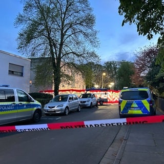 Die Polizei ist in Bad Nauheim im Einsatz. Im hessischen Bad Nauheim sind zwei Menschen durch Schüsse ums Leben gekommen.