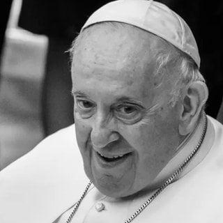 Papst Franziskus in schwarzweiß. 