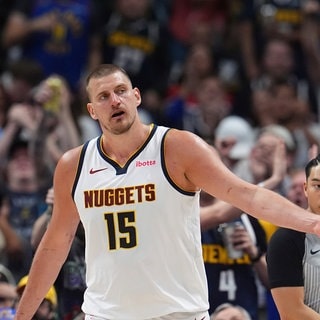 Basketball: NBA, Denver Nuggets - Memphis Grizzlies; Hauptrunde, Hauptrunde-Partien, 161. Spieltag: Denver Nuggets-Center Nikola Jokic wird nach einem Korb und einem Foul gegen die Memphis Grizzlies beglückwünscht.